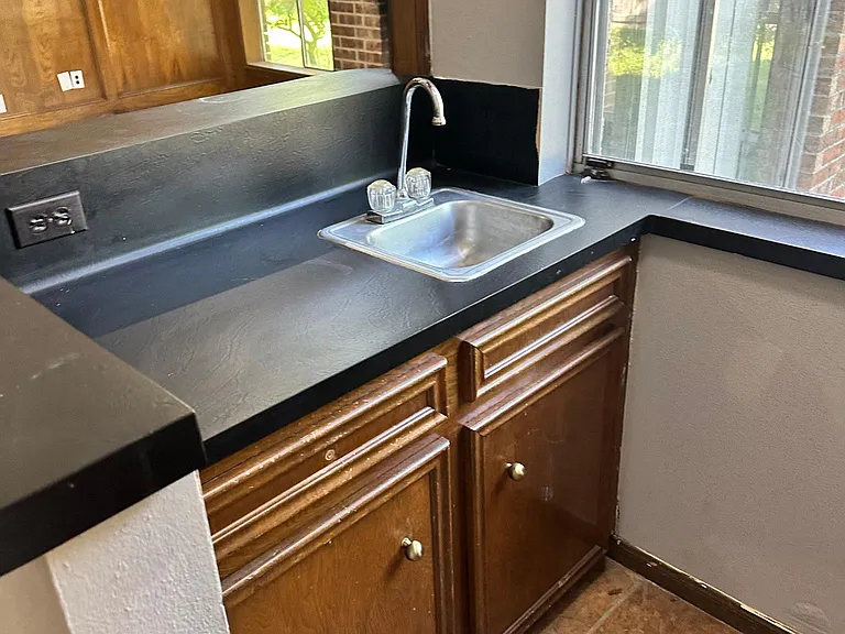 907 Bolton Dr — Photo 2