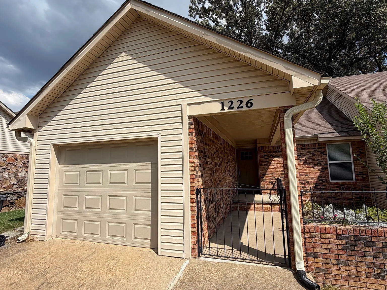 2 bed, 1042 sqft, $1,500 — Photo 1