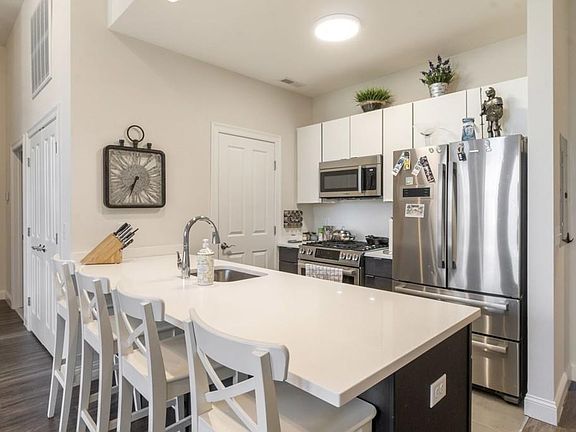 4th image of 1022 Hancock St #113