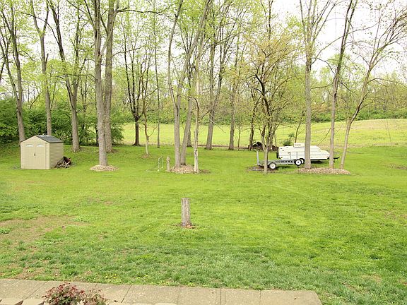 4th image of 16 Hickory Hill Ln