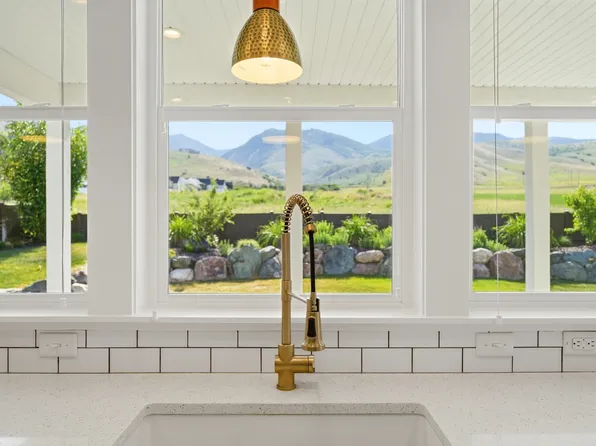 338 S Windy Ridge Dr E, Smithfield, UT 84335