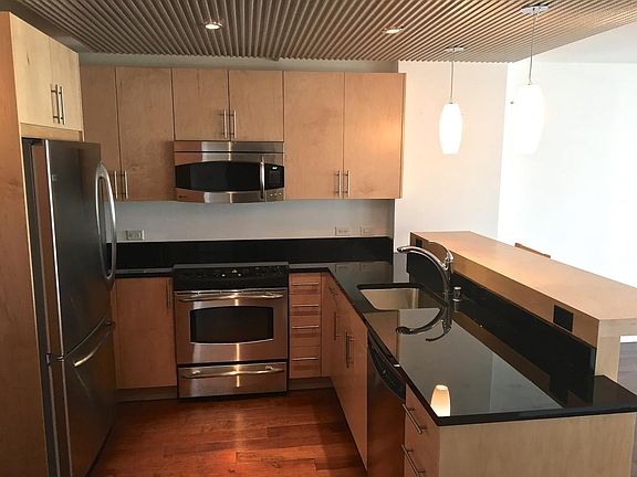 Spacious Kitchen w/Granite & Stainless