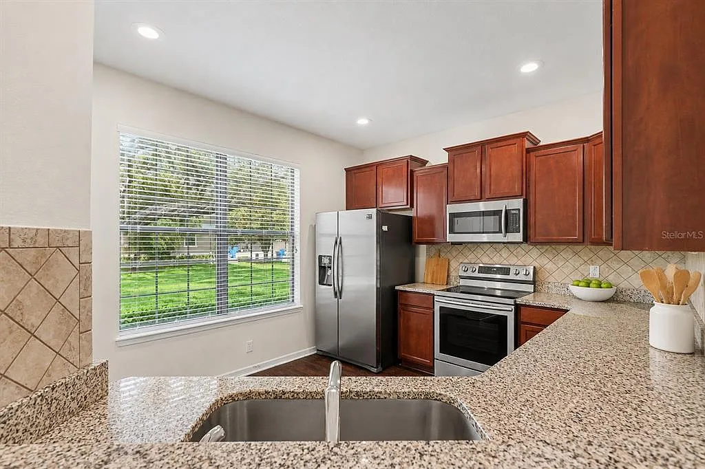 3 bed, 2.5 bath, 1594 sqft, $2,350 — Photo 3