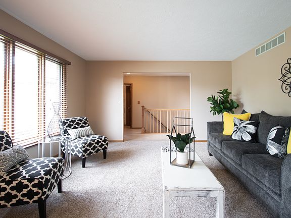 5th image of 3319 Applewood Ln
