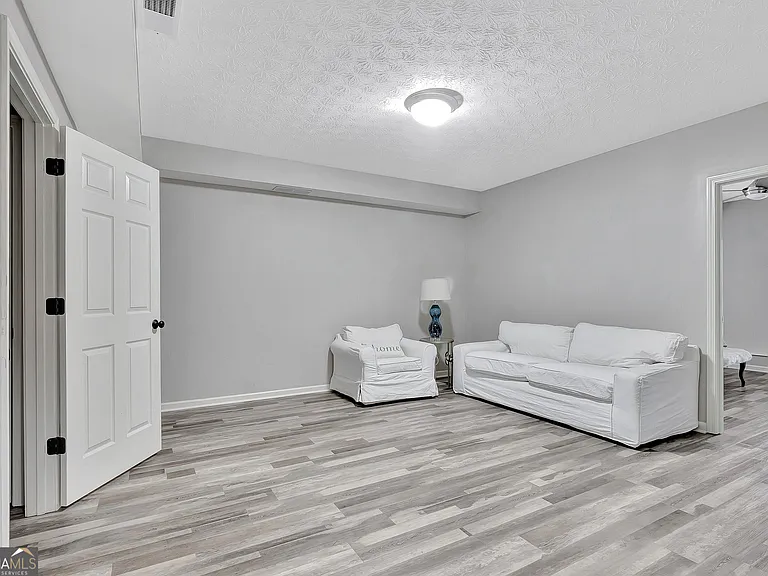 140 Lake Park Ct — Photo 48