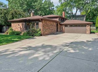 144 Grove Ave, Glen Ellyn, IL 60137