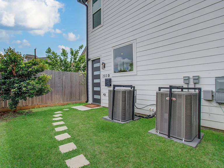 203 Danna Ln #D — Photo 2