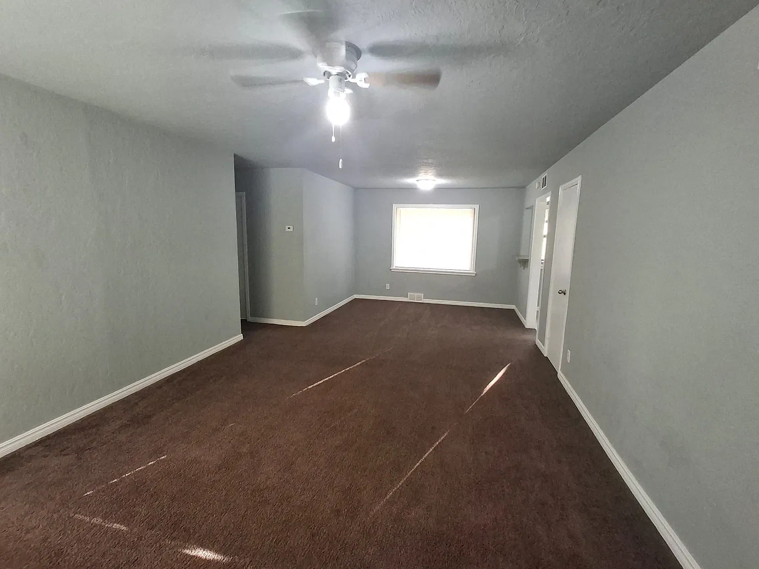 3 bed, 1300 sqft, $1,350 — Photo 2