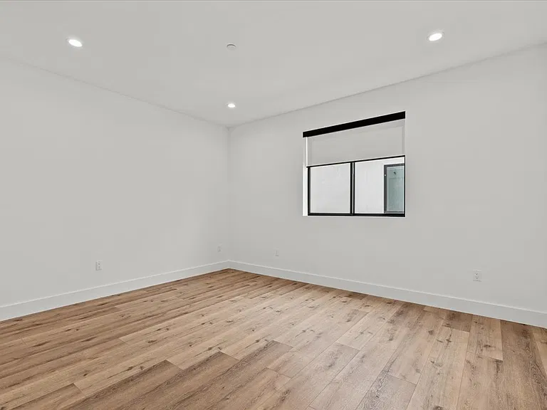 3973 S Budlong Ave — Photo 9