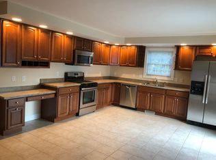 33 Sunnyslope Ave, Agawam, MA 01001