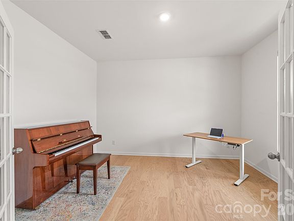 4th image of 460 Caleb St