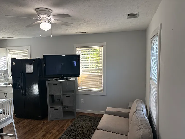 308 N Oak St — Photo 3