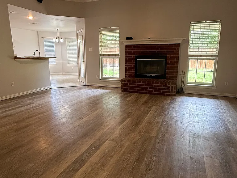 1020 Brookhaven Dr — Photo 2