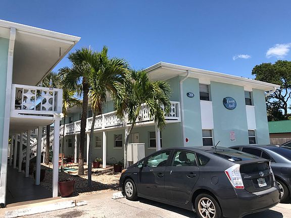 2nd image of 208 Pierce Ave #Ocwk08