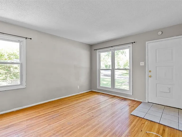 301 Estridge Rd — Photo 3