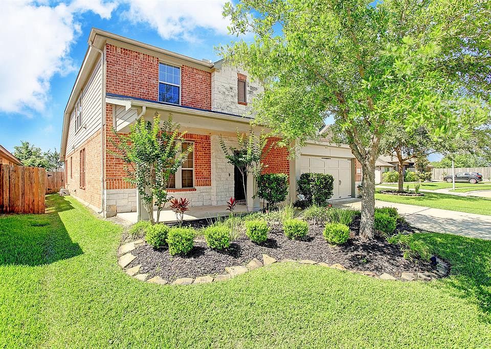 Welcome to Pine Forest Landing! This small, quiet community of merely 80 homes is only minutes away from shopping, dining, and entertainment, giving you the best of both worlds! This home sits on one of the best lots in the the neighborhood on a cul-