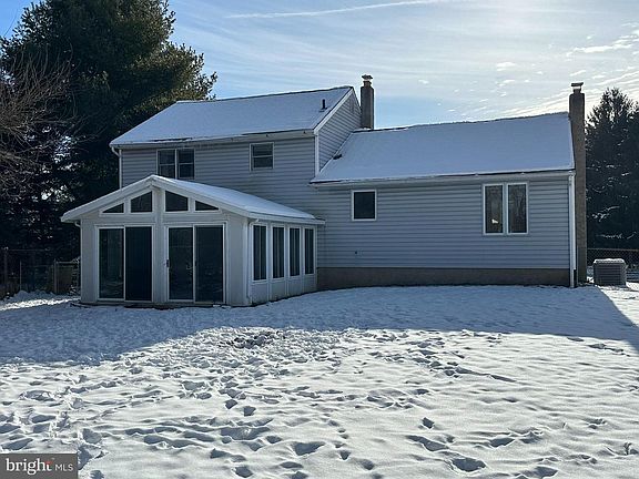 4th image of 812 Lillian Ln