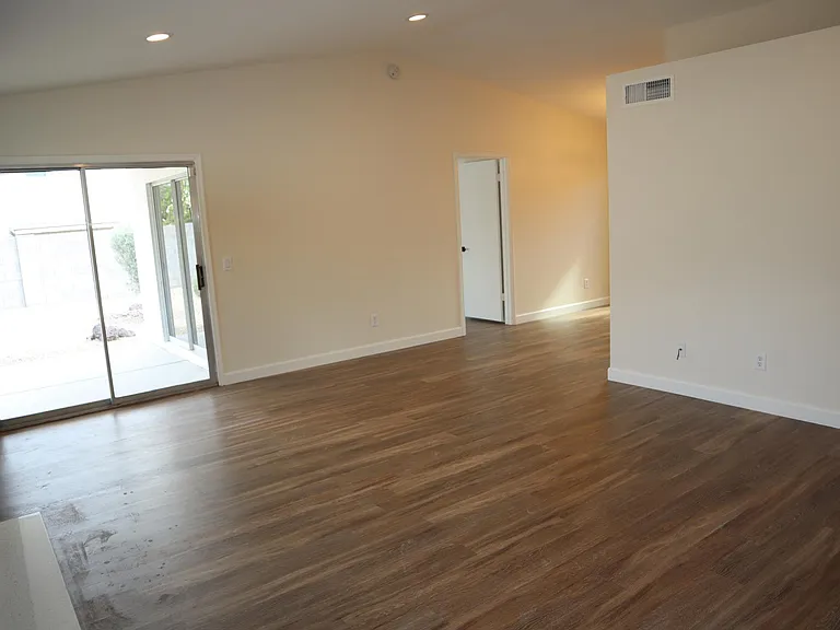 1449 E Kerry Ln — Photo 4