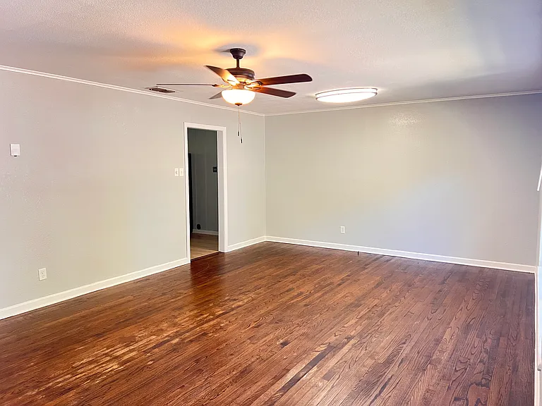 1526 Goliad St — Photo 8