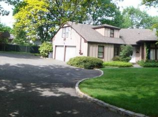 11 Lake Rd W, Great Neck, NY 11020