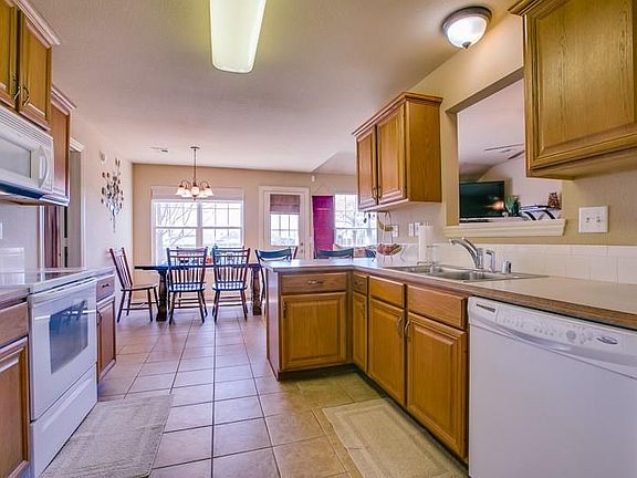 3rd image of 1004 Applewood Cir