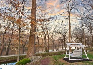 8 Devon Dr, New Hope, PA 18938