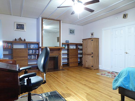 Built-in shelves, mirror, high ceilings