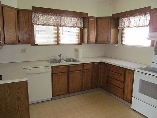 3rd image of 2416 Lincoln Way W
