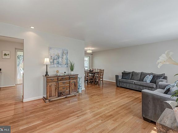 3rd image of 4921 Arbutus Ave
