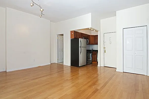 Rented by Perry Associates NYC Inc | media 11