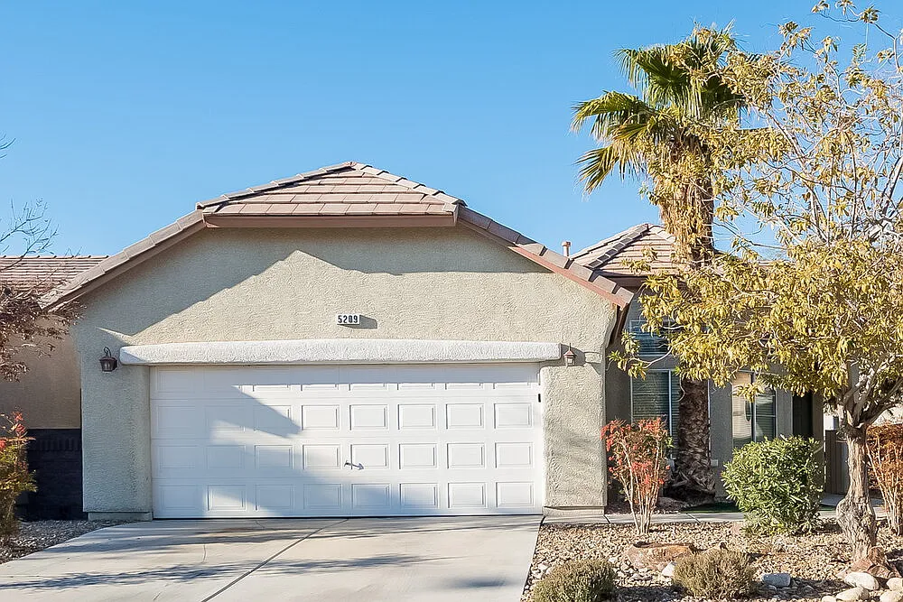 3 bed, 2.0 bath, 1301 sqft, $1,965 — Photo 1