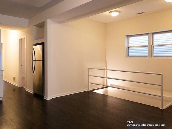 4th image of 2039 W Superior St APT 1