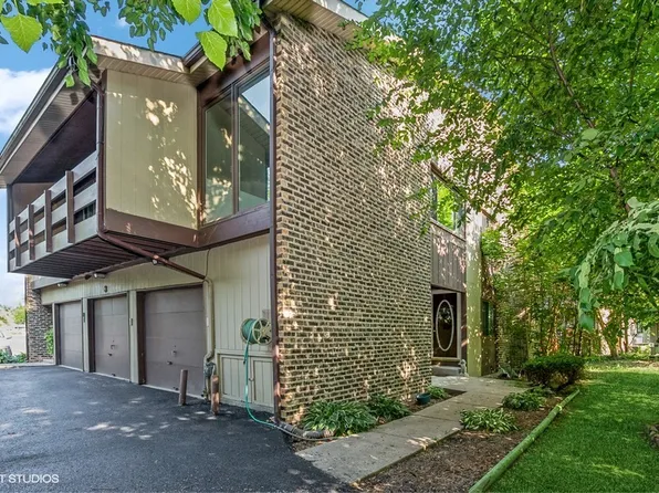 3 W Millstone Ct #C, Palos Hills, IL 60465