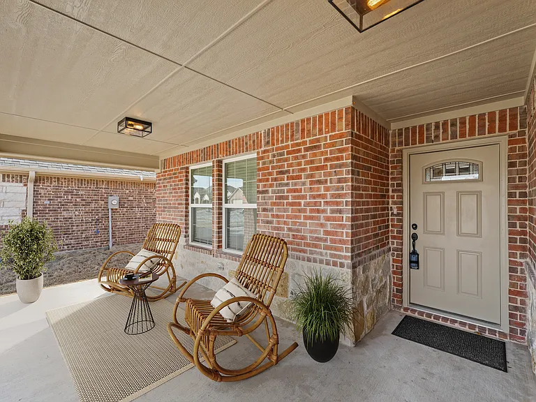 1005 Hardaway Ln — Photo 3