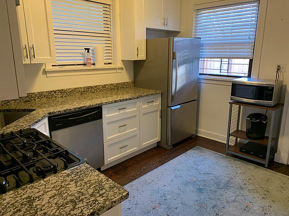 4th image of 3320 N Leavitt St APT 1
