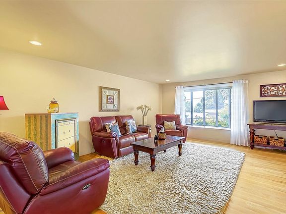 4th image of 2733 S Knoxville Way