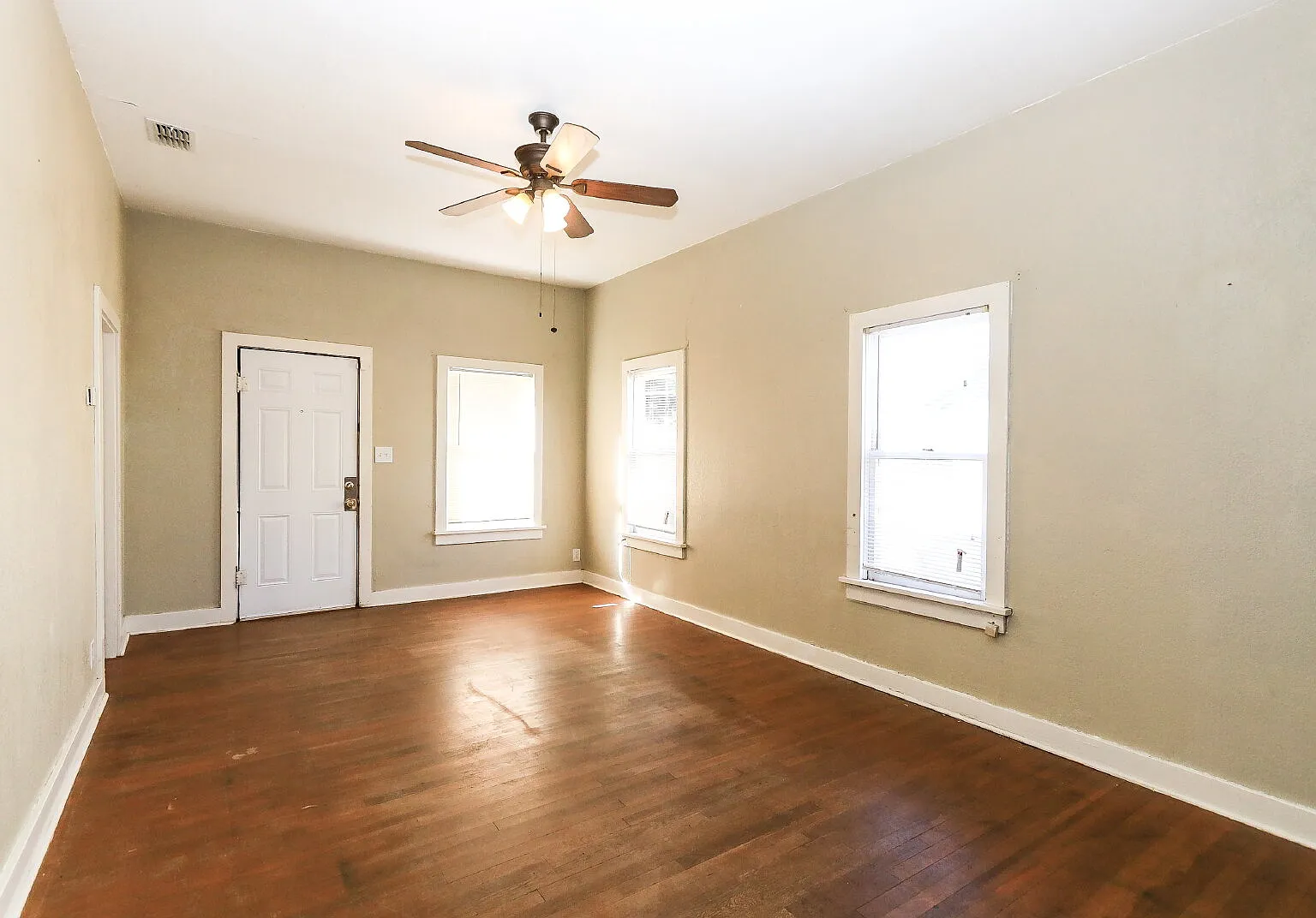 3 bed, 1.0 bath, 1136 sqft, $1,000 — Photo 3
