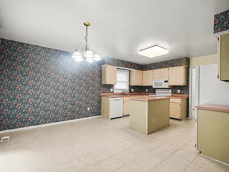456 Essex Dr — Photo 12