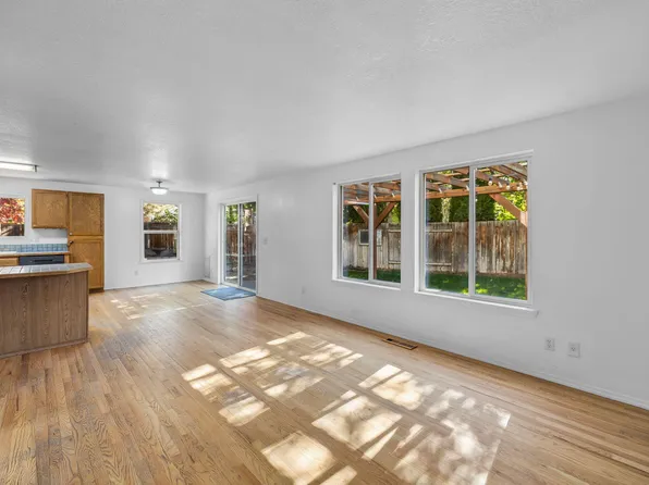 3025 NE Raleigh Ct, Bend, OR 97701