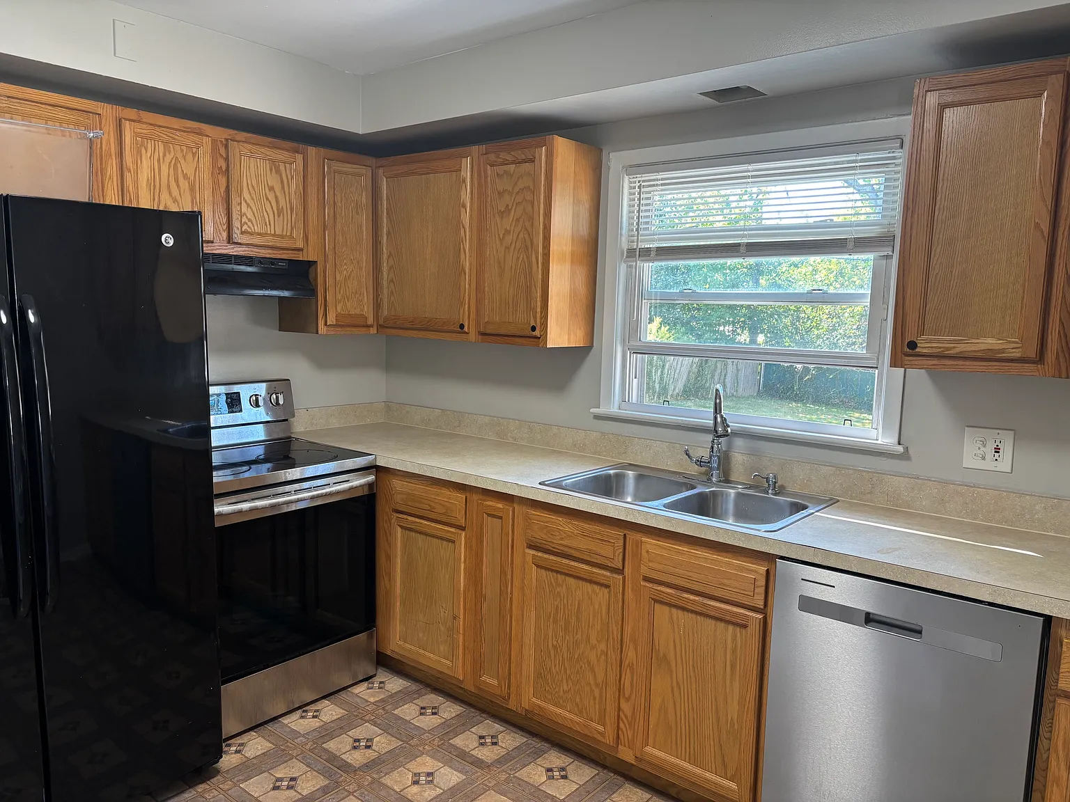 3 bed, 1411 sqft, $1,950 — Photo 2
