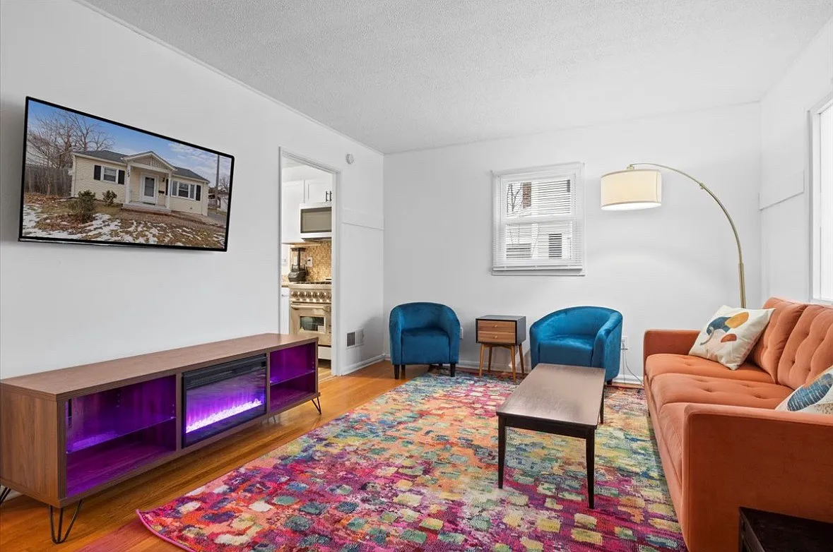 2 bed, 1054 sqft, $2,400 — Photo 4