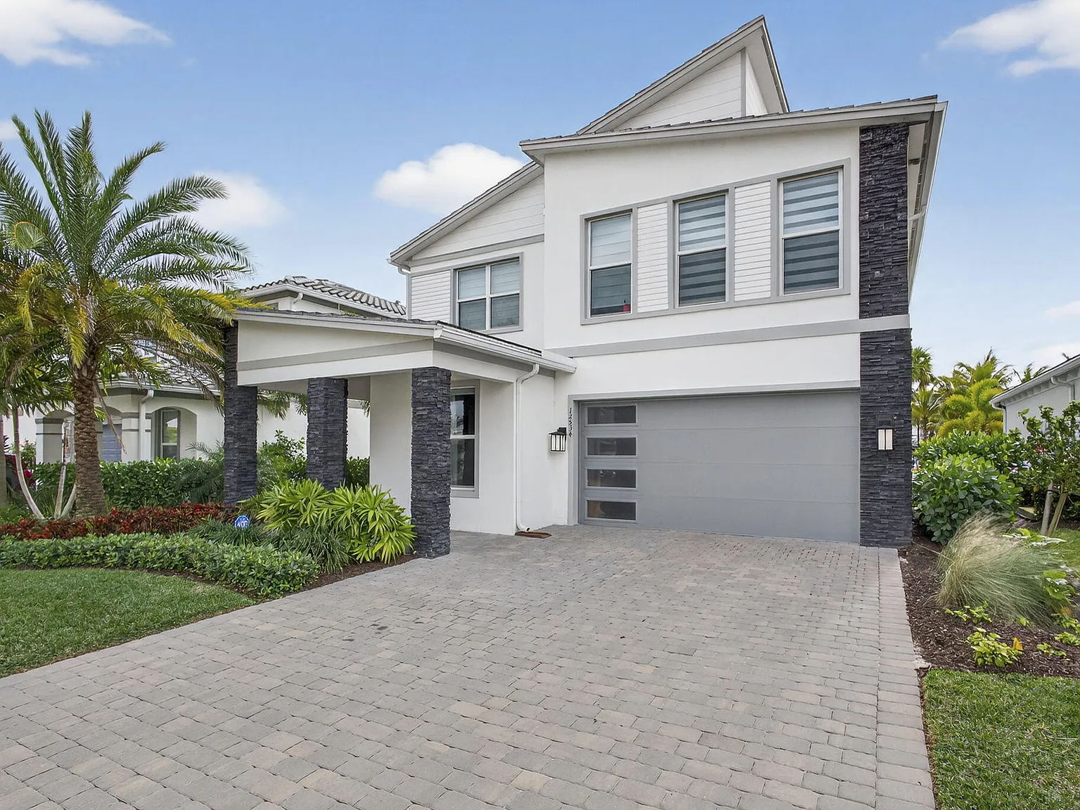4 bed, 3.5 bath, 2716 sqft, $6,800 — Photo 2