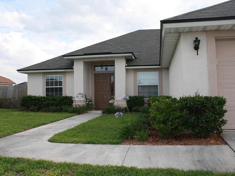 Inviting walkway to front door