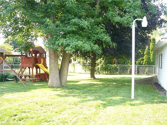 3rd image of 1851 Guss Ave