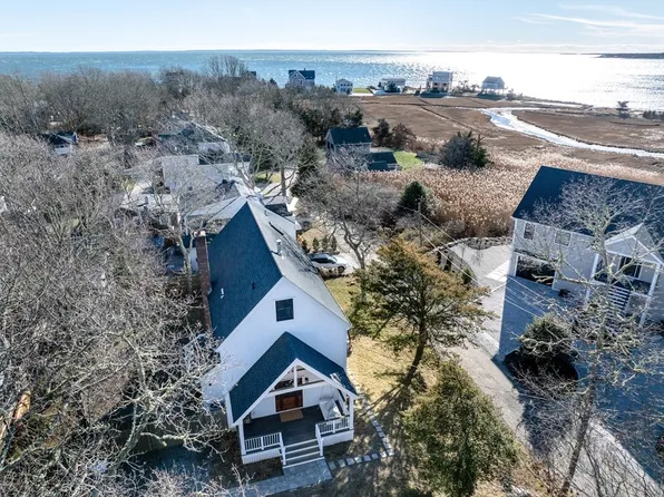 8 Pine St, Mattapoisett, MA 02739