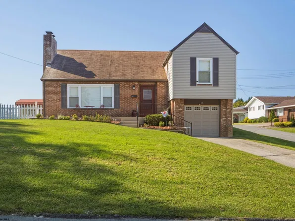 10 Savannah St, Westover, WV 26501