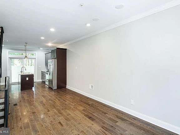 5th image of 1445 N Myrtlewood St