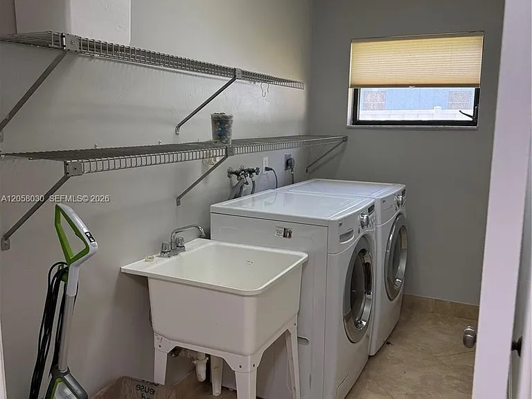 1560 NW 12th Way — Photo 7