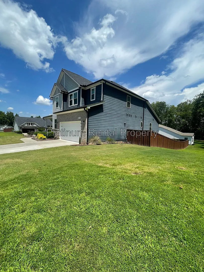 4 bed, 3.5 bath, 3407 sqft, $3,200 — Photo 3