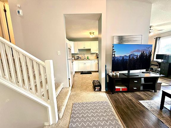 3rd image of 15 E Dakota Rd W